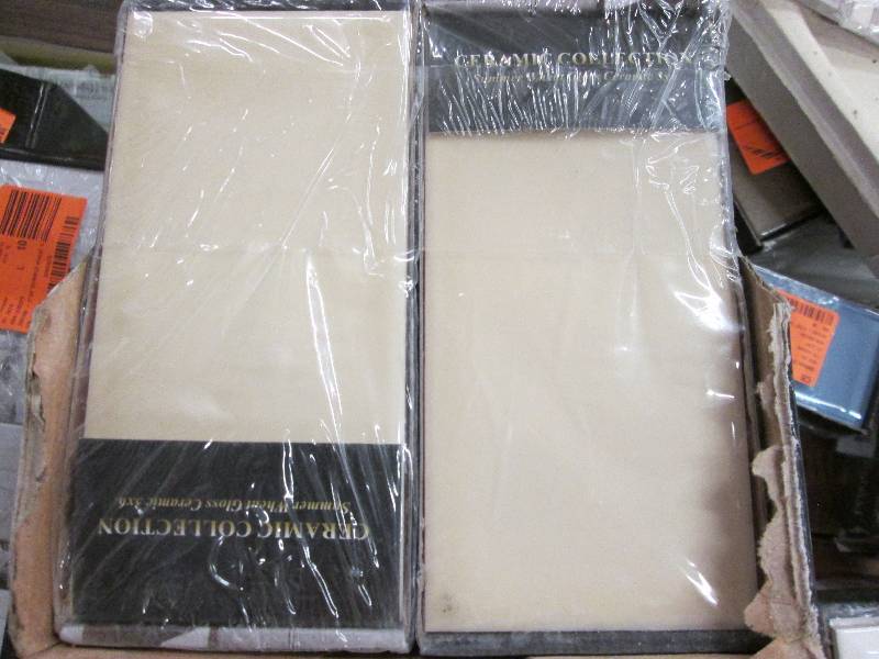 lot 30 image: Jeffrey Court Summer Wheat Gloss 3 ...