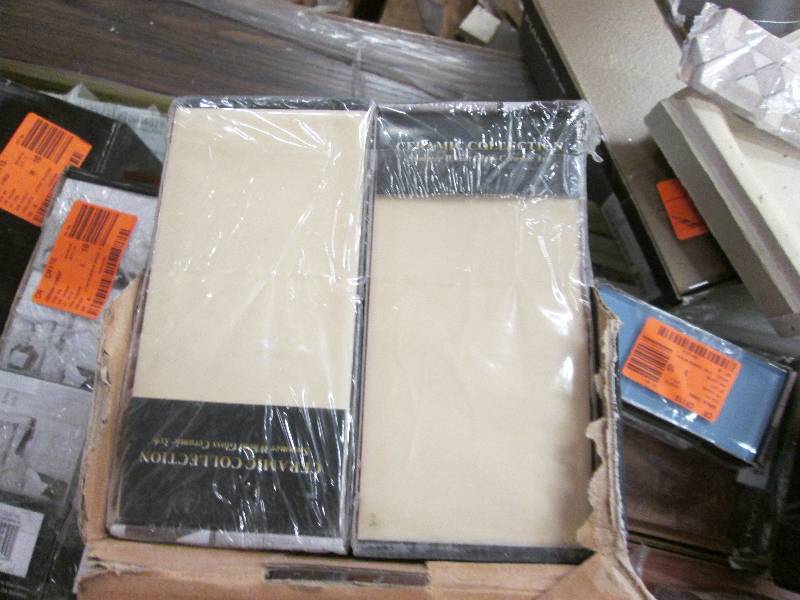 lot 31 image: Jeffrey Court Summer Wheat Gloss 3 ...