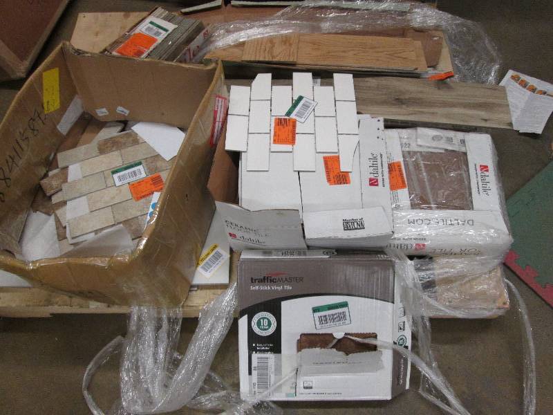 lot 150 image: Extra large lot of assorted decorat...