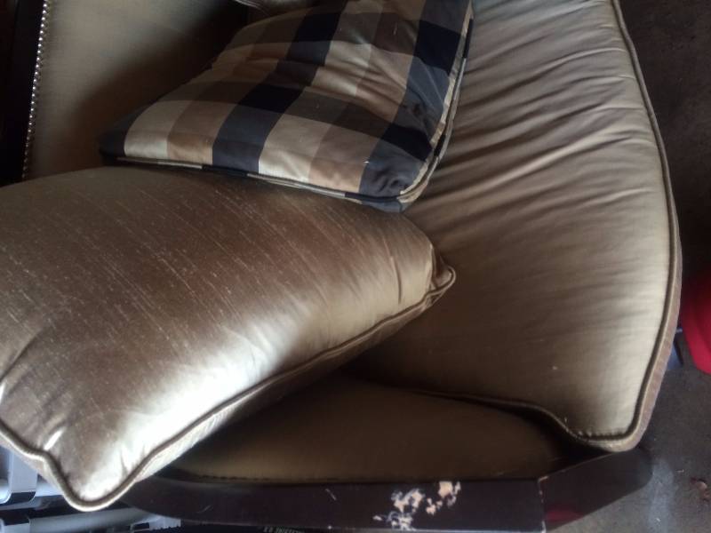 Couch With 4 Throw Pillows
