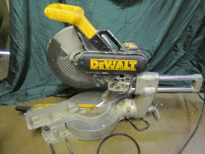 lot 3 image: Dewalt DW708 12 sliding compound m...
