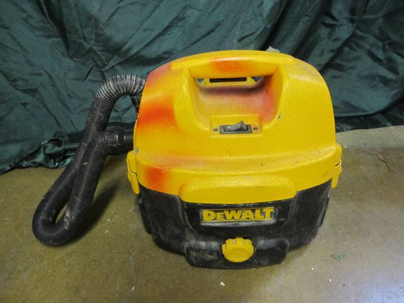 lot 5 image: Used Dewalt 2 galllon heavy duty we...