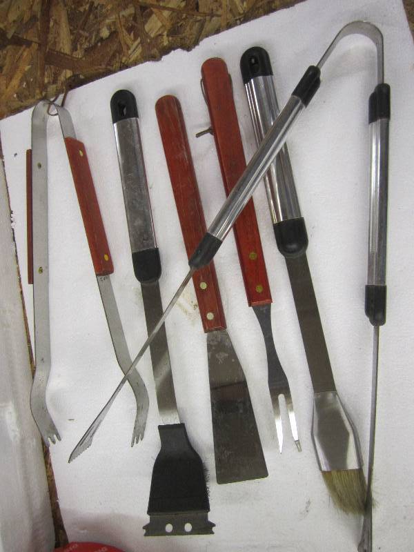 lot 29 image: Grilling tool set...