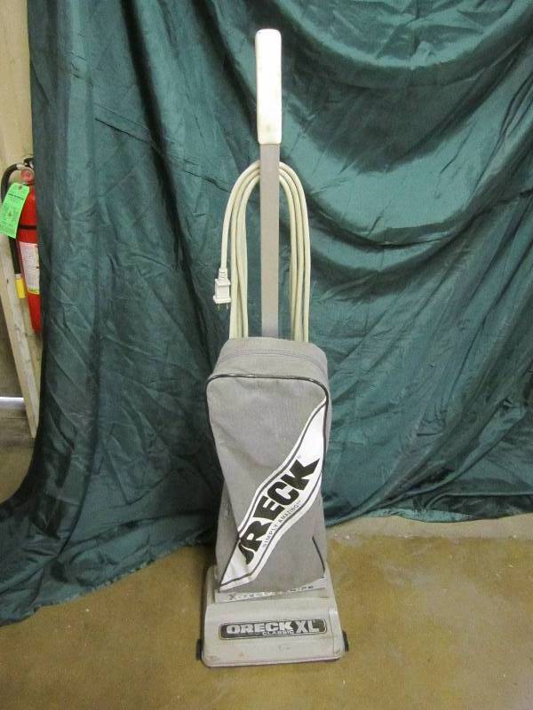 lot 36 image: Oreck XL Vacuum cleaner...