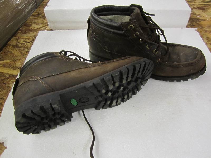 lot 40 image: Timberland 9.5M mens boots, worn ve...