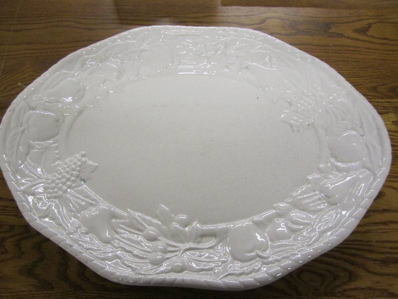 lot 46 image: Large serving platter...