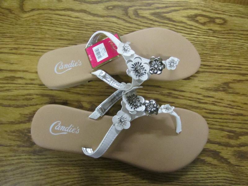 lot 53 image: Kohls size 7 - 8 sandals, new...