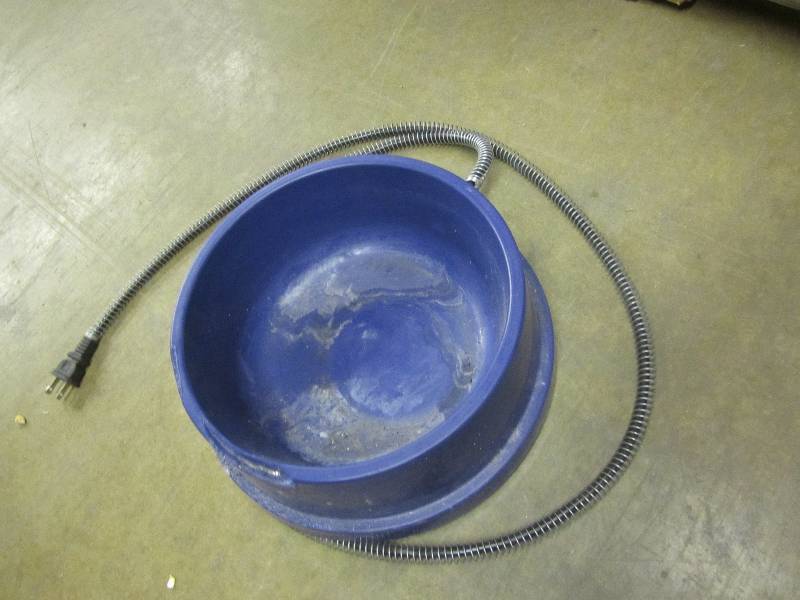 lot 63 image: Heated pet water dish...