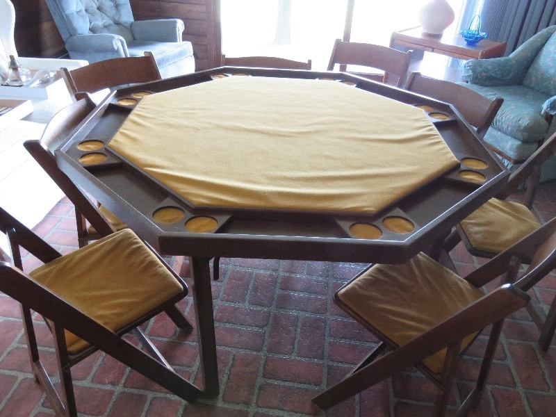 Game Table w8 Chairs