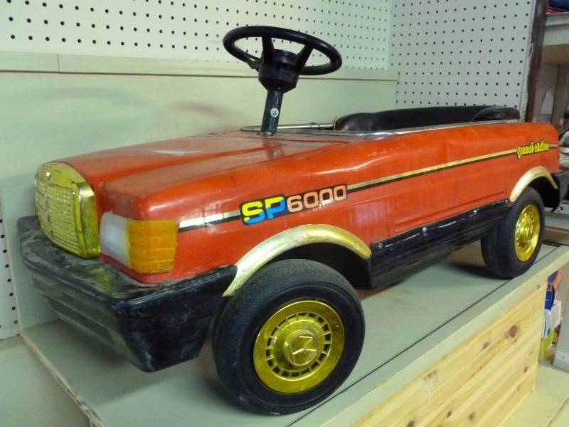 lot 4 image: Kids Ride On Car