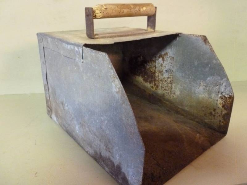 lot 7 image: Vintage Grain Scoop