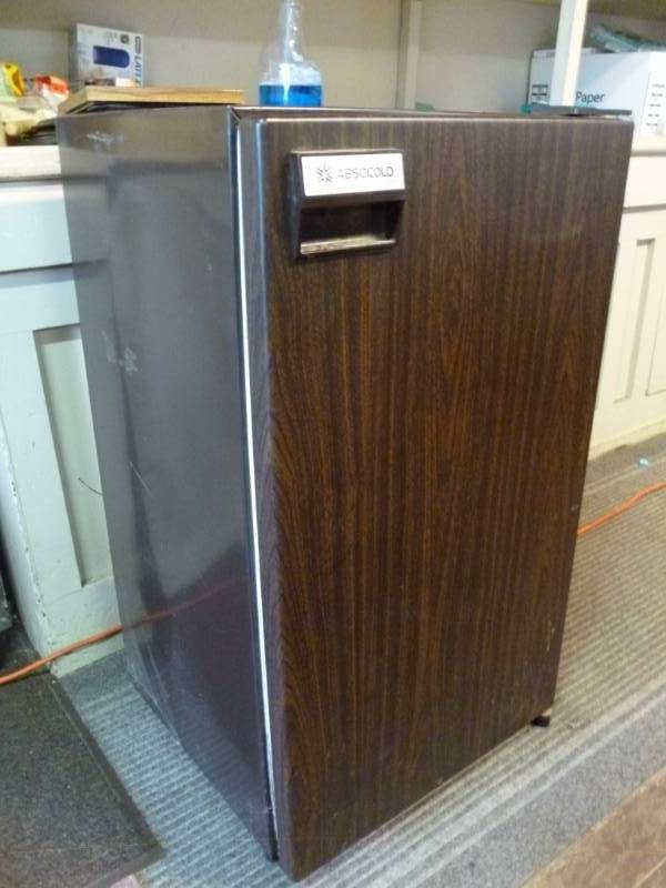 lot 10 image: Large Dorm Room Refrigerator  Freezer