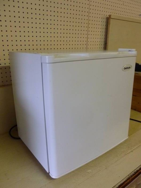 lot 11 image: Dorm Size Refrigerator