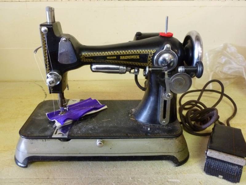 lot 102 image: Antique Sewing Machine
