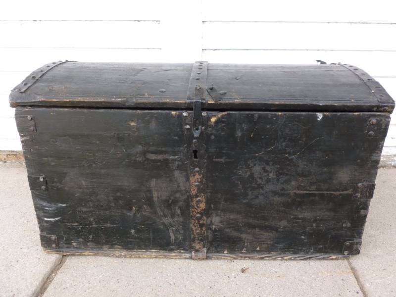 lot 103 image: Antique Immigrants Trunk