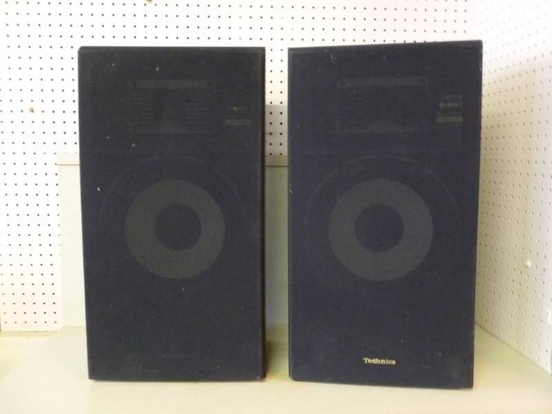 lot 104 image: Tower Speakers