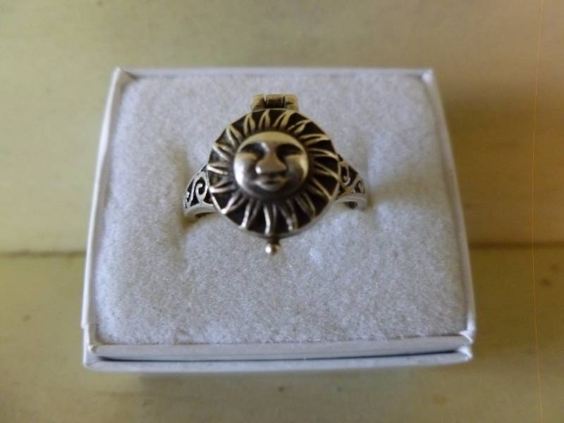 lot 118 image: Sterling Ring