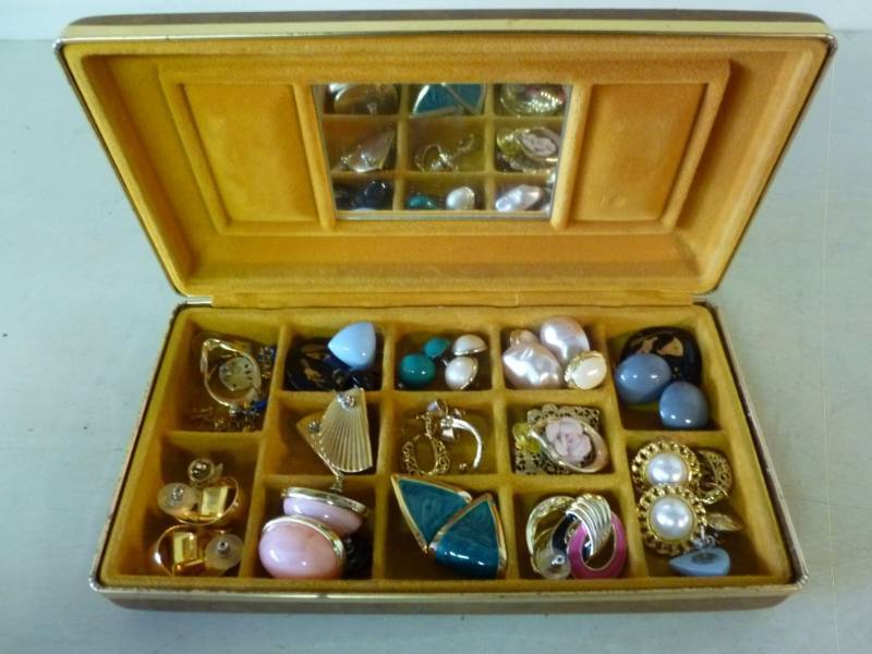 lot 122 image: Earrings