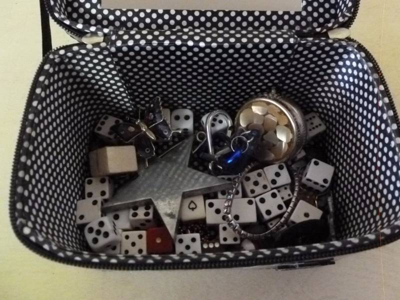 lot 123 image: Trinkets