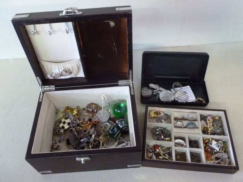 lot 124 image: Jewelry Box