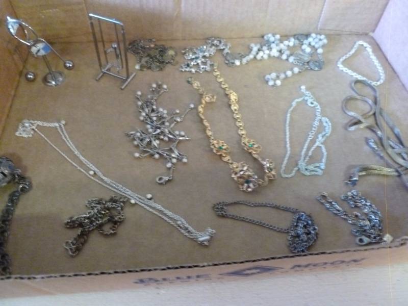 lot 128 image: Jewelry