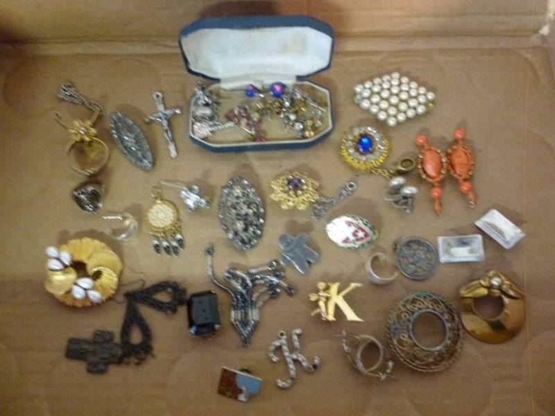 lot 130 image: Jewelry