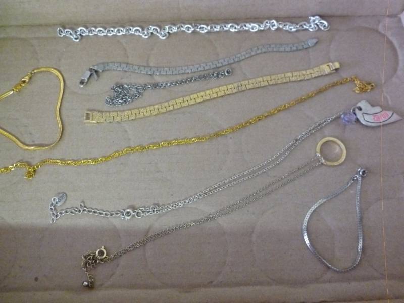 lot 131 image: Jewelry