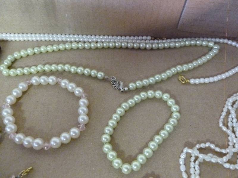 lot 133 image: Jewelry