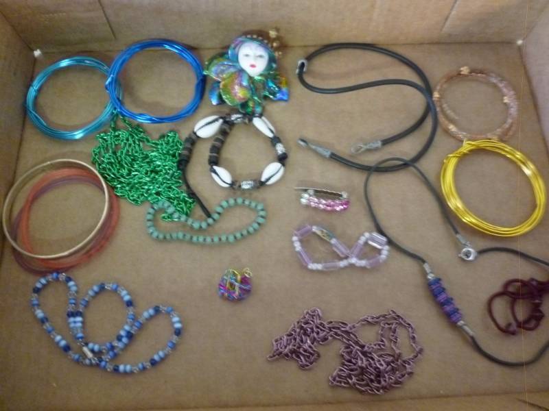 lot 135 image: Jewelry