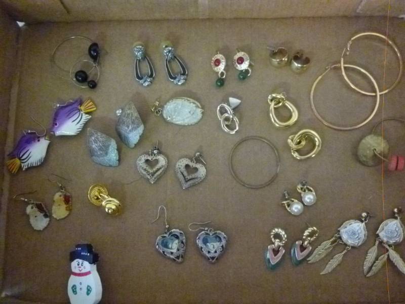 lot 136 image: Jewelry