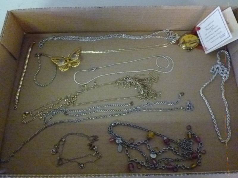 lot 137 image: Jewelry