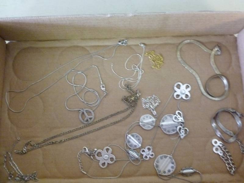 lot 138 image: Jewelry