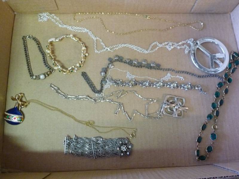 lot 141 image: Jewelry