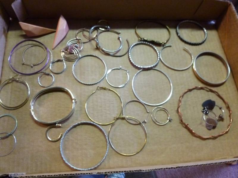 lot 143 image: Jewelry