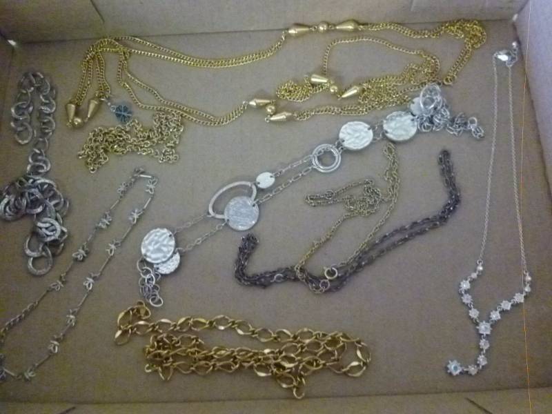 lot 144 image: Jewelry