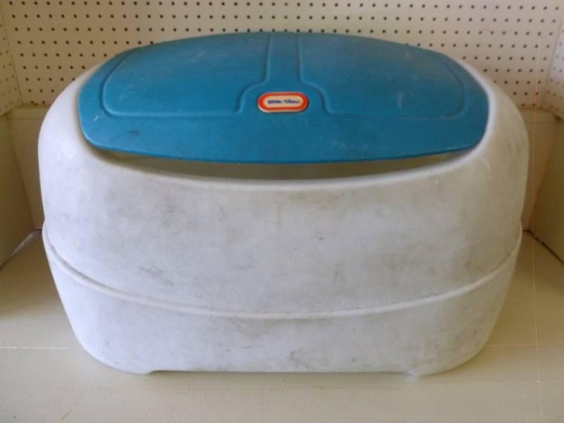lot 162 image: Little Tikes Toy Box