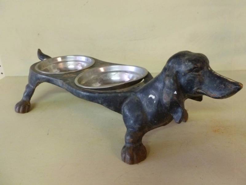 lot 239 image: Cast Iron Pet Feeder