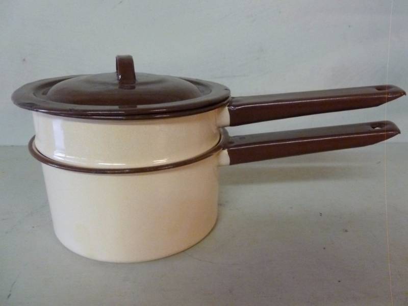 lot 243 image: Vintage Enamelware