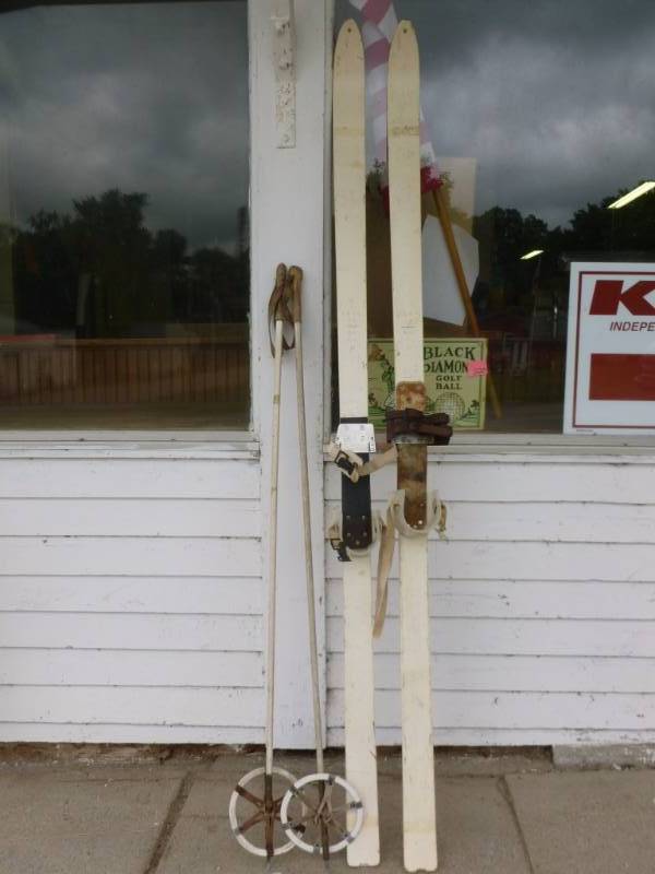 lot 252 image: Vintage U.S Korean War Era Skis