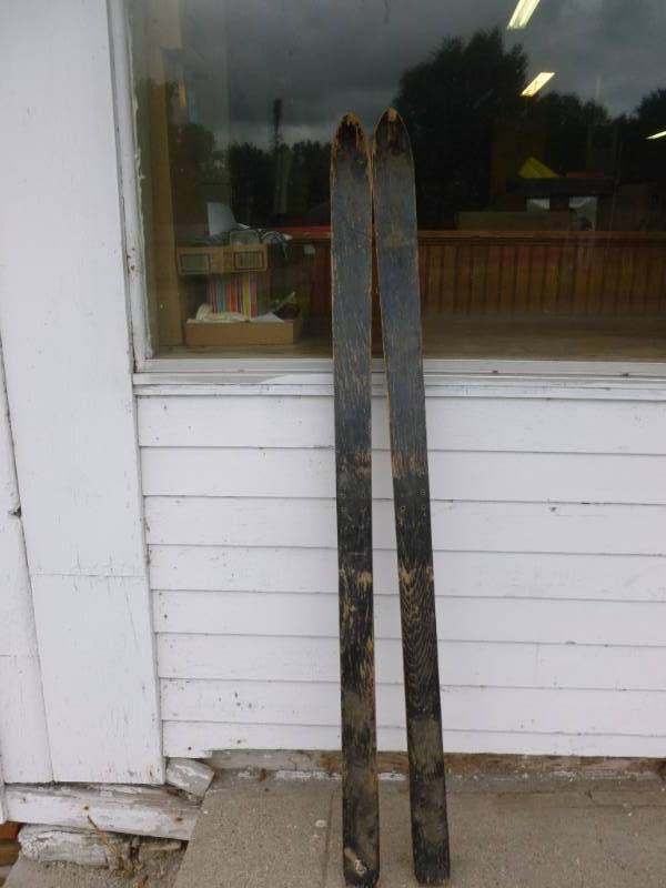 lot 253 image: Vintage Wooden Skis