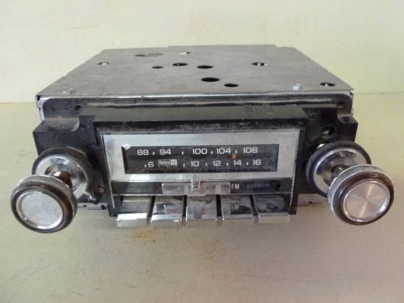 lot 327 image: Vintage Car Radio