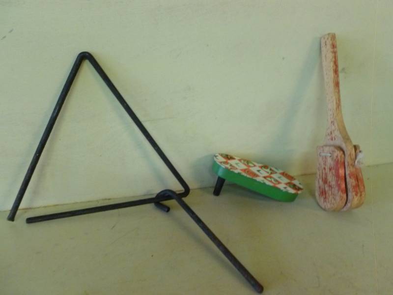 lot 334 image: Vintage Noise Maker