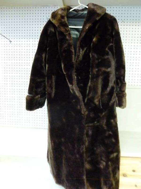 lot 343 image: Vintage Coat
