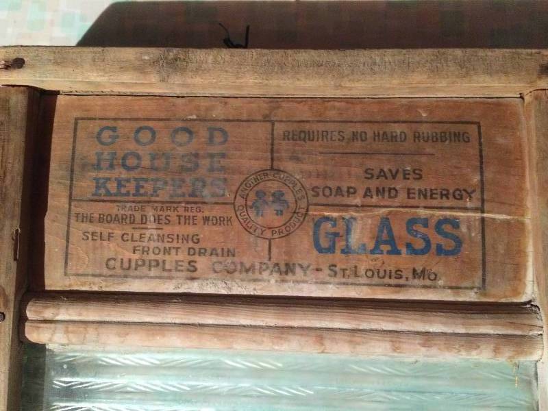 lot 260 image: Vintage Good Housekeeping Washboard