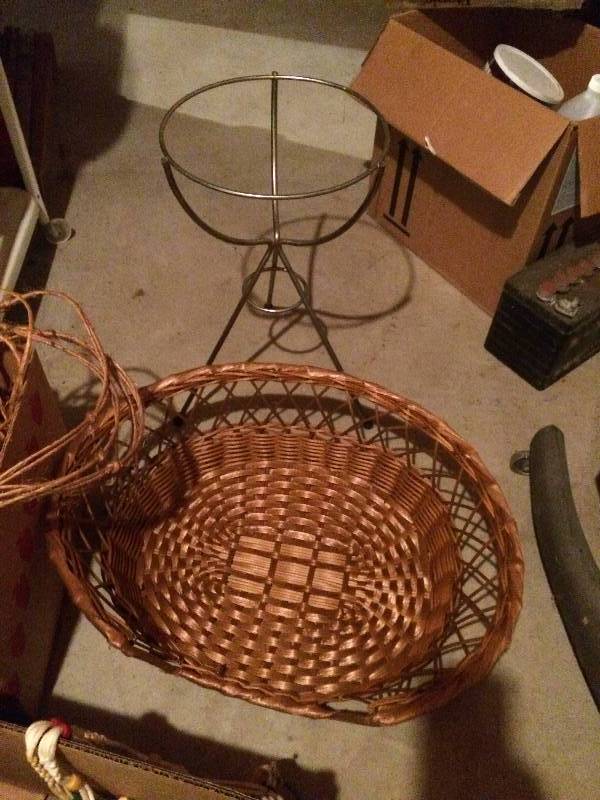 lot 271 image: Vintage Household Mystery Lot