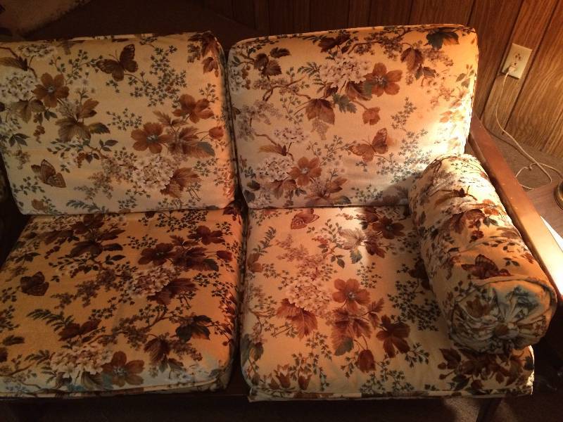 lot 277 image: Vintage Sofa