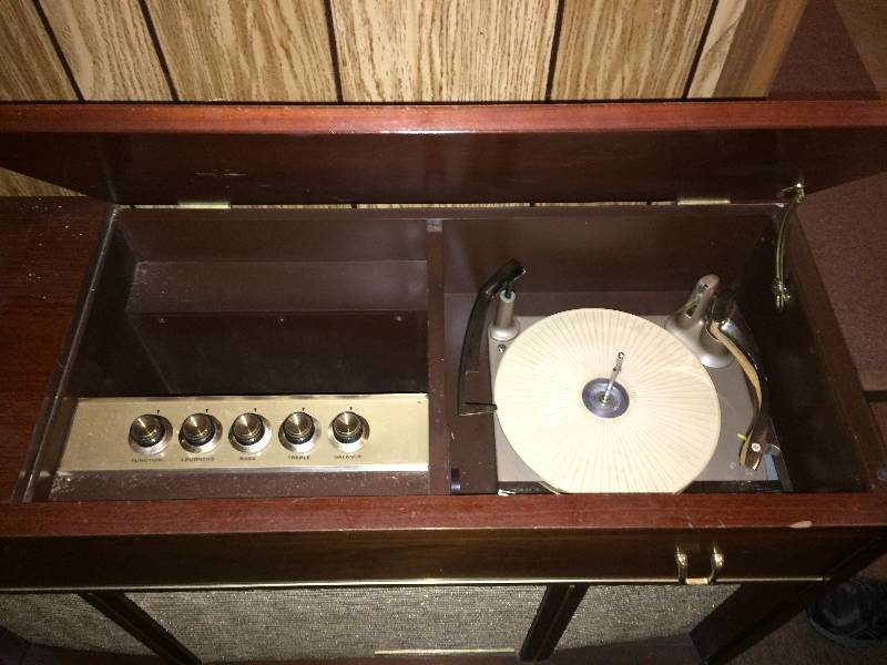 lot 304 image: Vintage Motorola Console
