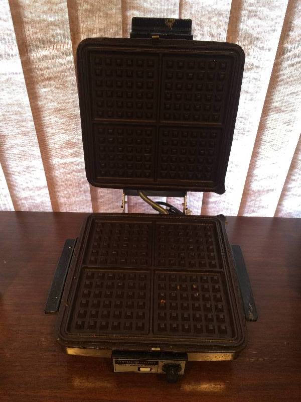 lot 332 image: Vintage GE Grill Waffle Baker