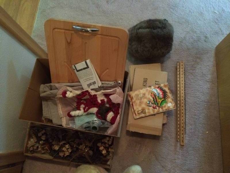 lot 336 image: Vintage Household Mystery Lot