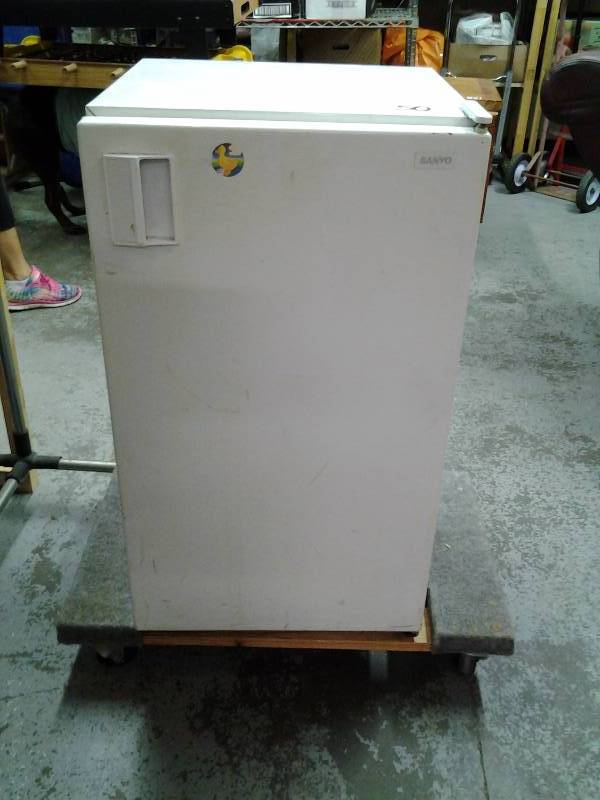 Sanyo Dorm Size Refrigerator-Needs Cleaning